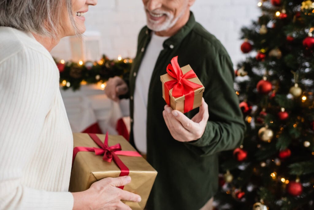 couple exchangingi gifts