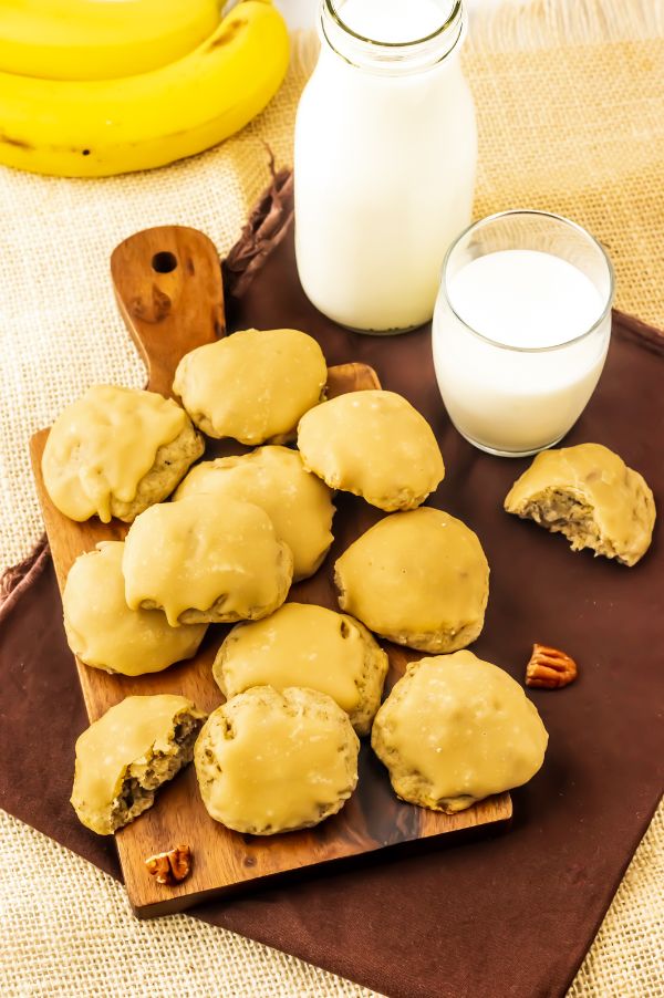 overview picture of banana bread cookies on a wooden plate