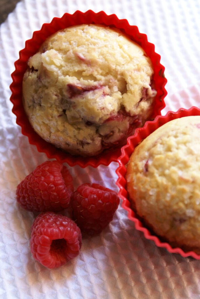 muffins with raspberries and cream cheese