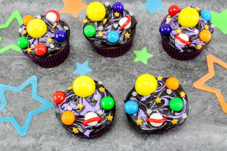 Galaxy cupcakes and free printable solar system matching game