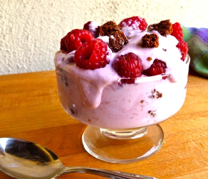 bowl of mixed berries yogurt parfait