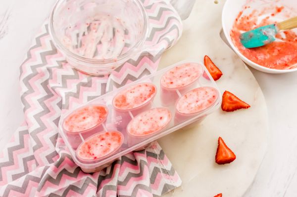 how to make Weight Watchers Strawberry Banana Popsicles