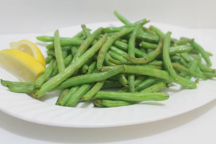 green beans with lemon on a plate