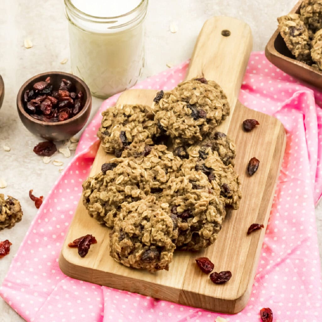 Dried cranberry around oatmeal cookie
