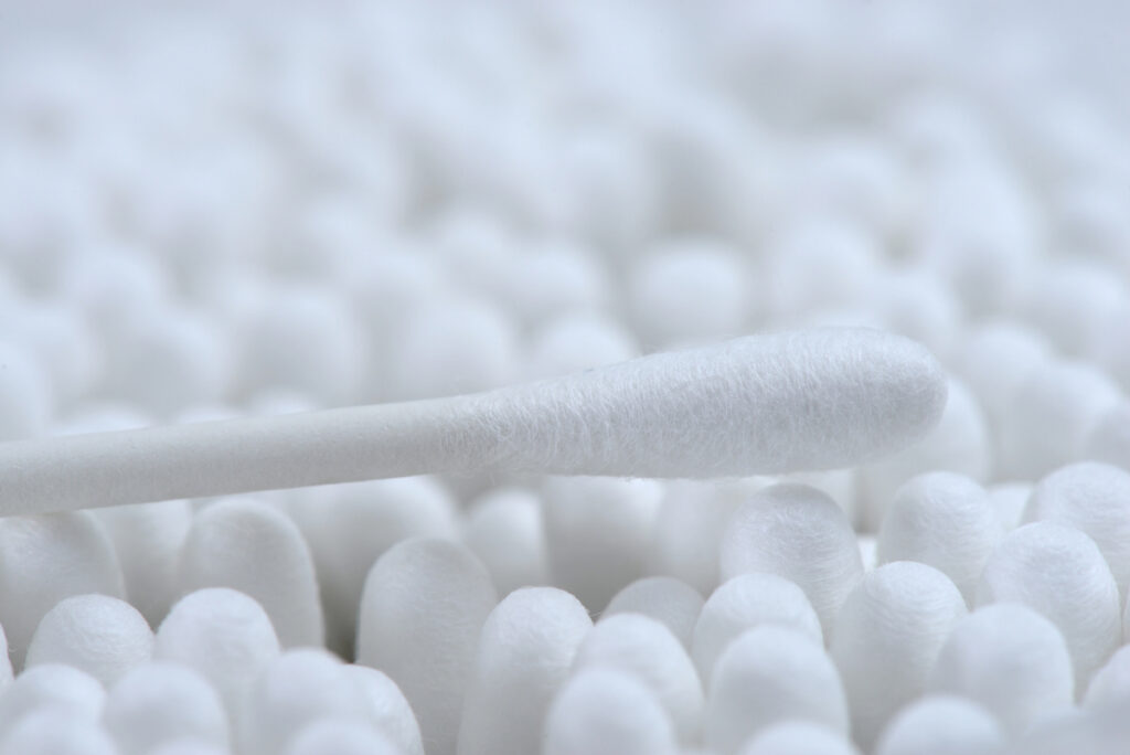 why you shouldn't clean your ears wtih cotton swabs