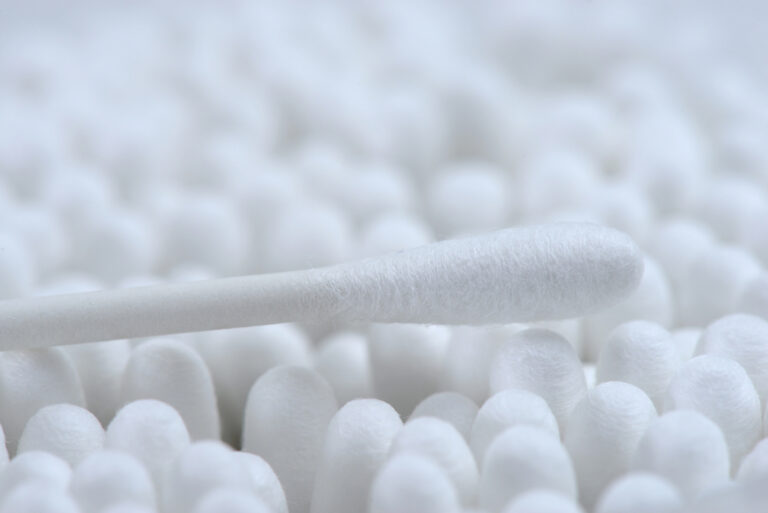 why you shouldn't clean your ears wtih cotton swabs