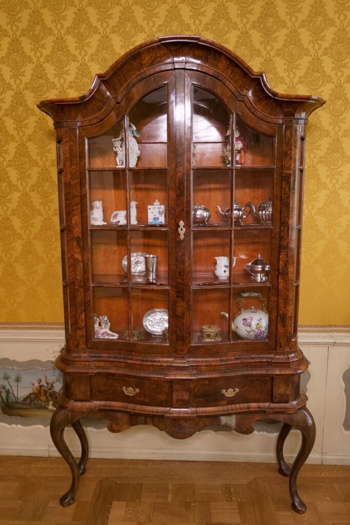 antique dining table